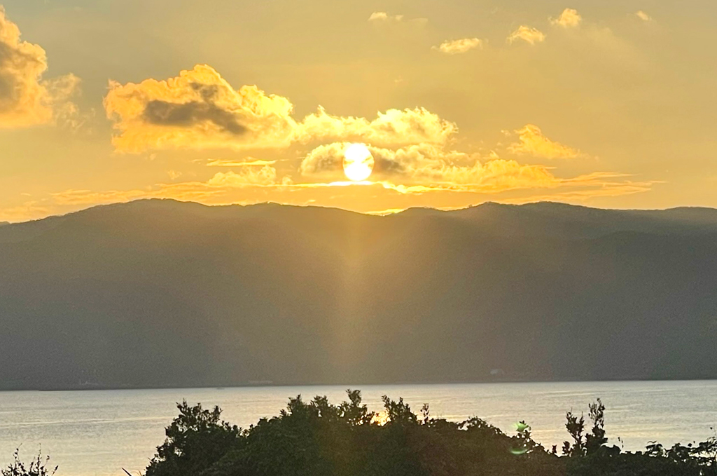 参考写真：龍郷方面に望む夕日